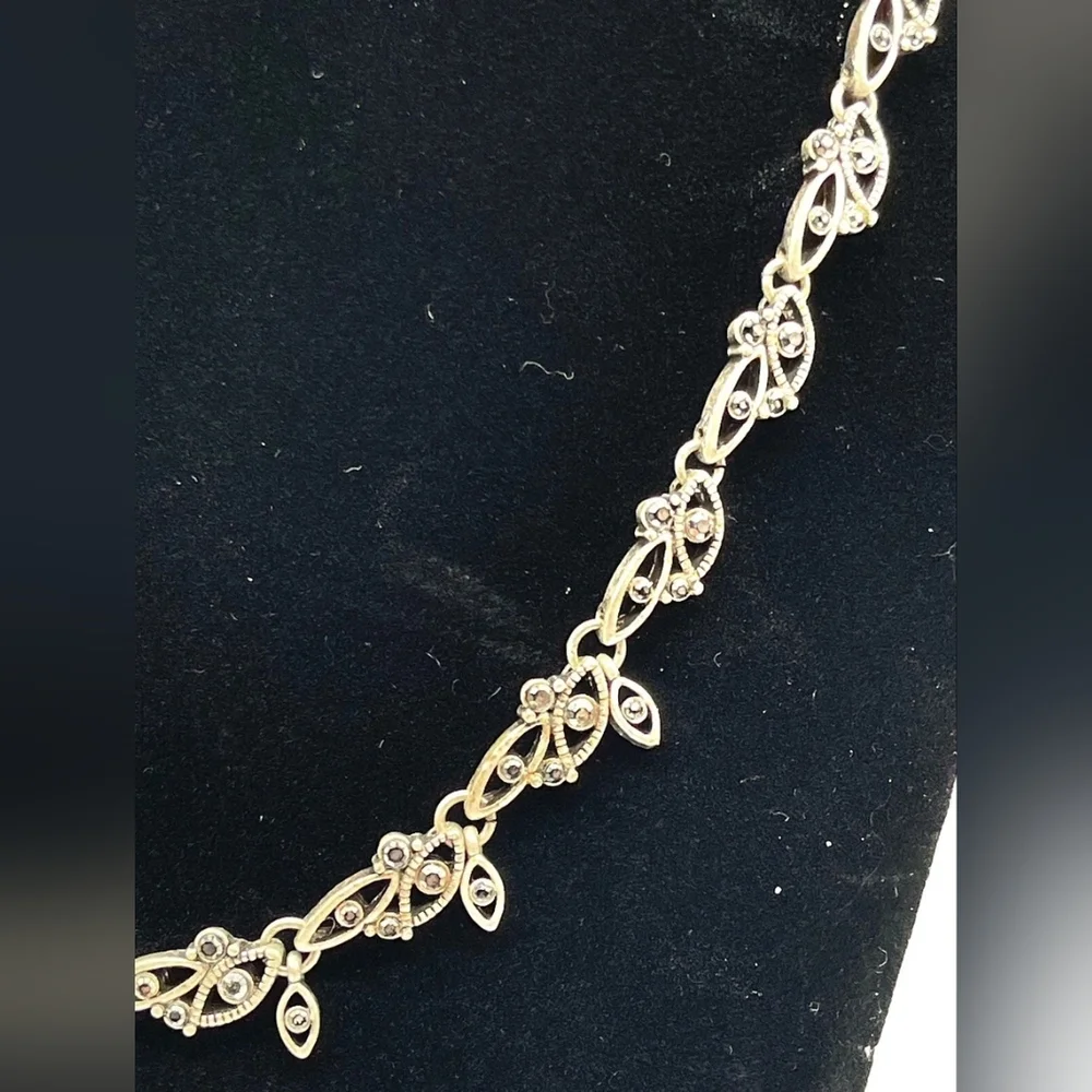Crown Trifari Antique Silver Tone Marcasite Dainty Leaf Petal Chain 16